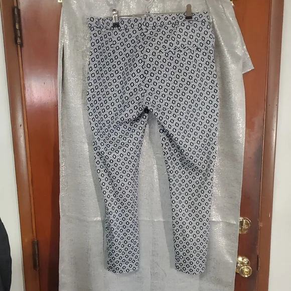 H&M Blue and White Patterned Cropped Pants - Picture 8 of 9